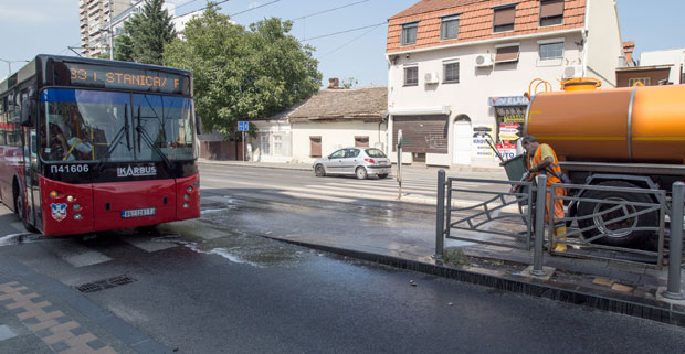 НЕСРЕЋА У ВОЈВОДЕ СТЕПЕ: Аутобус ударио пешаке, двоје повређено (ФОТО)
